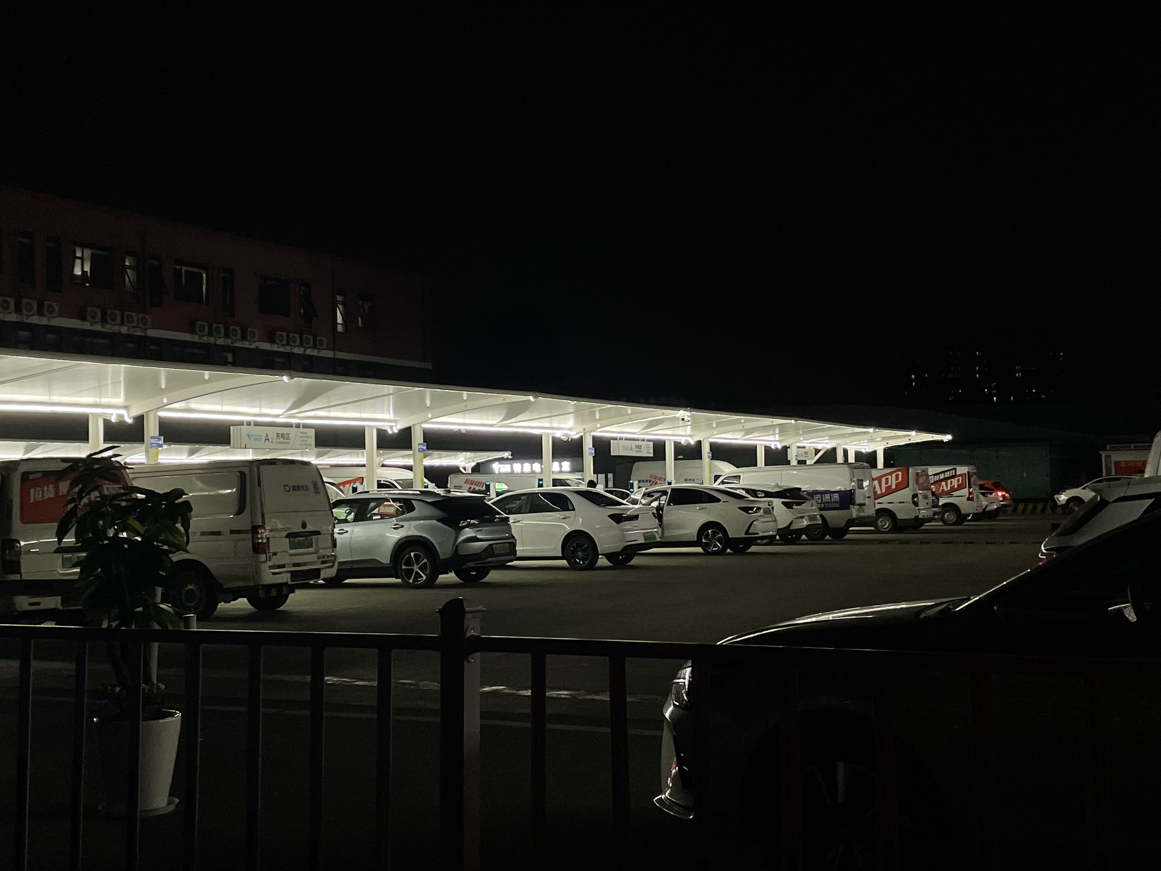 網(wǎng)約車司機，“卷”在車流里